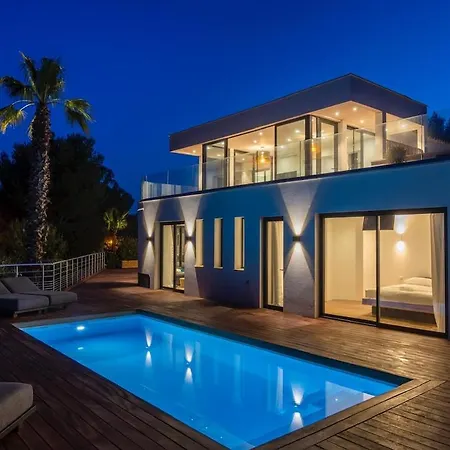 Modern With Pool וילה