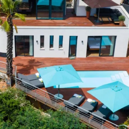 וילה Modern With Pool *