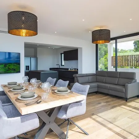 Modern With Pool לה קרואה-ואלמר