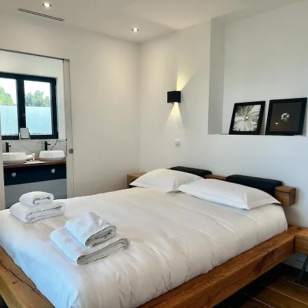 וילה Modern With Pool *