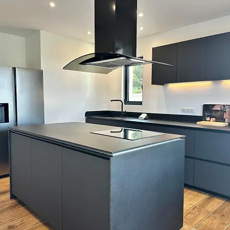 Modern With Pool לה קרואה-ואלמר