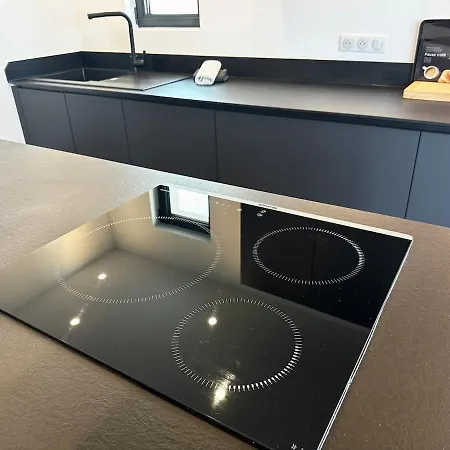 Modern With Pool לה קרואה-ואלמר