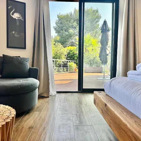 Modern With Pool לה קרואה-ואלמר